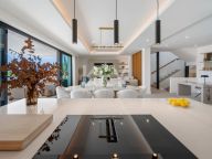 Villa for sale in Estepona East, Estepona