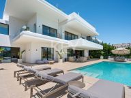 Villa for sale in Estepona East, Estepona