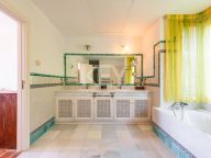Villa for sale in La Perla de la Bahía, Casares