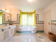 Villa for sale in La Perla de la Bahía, Casares