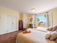 Villa for sale in La Perla de la Bahía, Casares