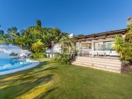 Villa for sale in Las Brisas, Nueva Andalucia