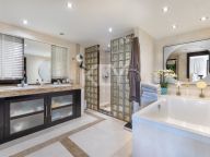 Villa for sale in Las Brisas, Nueva Andalucia
