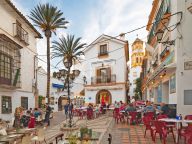 Villa for sale in Parcelas del Golf, Nueva Andalucia
