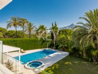 Villa for sale in Las Brisas, Nueva Andalucia