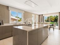 Villa for sale in Las Brisas, Nueva Andalucia