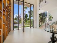 Villa for sale in Los Naranjos, Nueva Andalucia