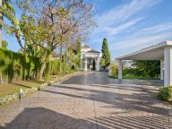 Villa for sale in Los Naranjos, Nueva Andalucia