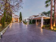 Villa for sale in Los Naranjos, Nueva Andalucia