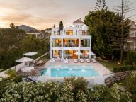 Villa for sale in Los Naranjos, Nueva Andalucia