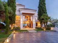 Villa for sale in Los Naranjos, Nueva Andalucia