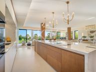 Villa for sale in Los Naranjos, Nueva Andalucia