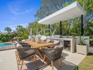 Villa for sale in Los Naranjos, Nueva Andalucia