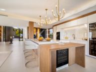 Villa for sale in Los Naranjos, Nueva Andalucia