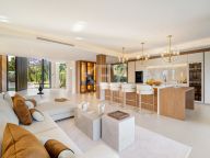 Villa for sale in Los Naranjos, Nueva Andalucia