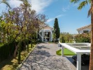 Villa for sale in Los Naranjos, Nueva Andalucia