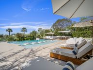 Villa for sale in Los Naranjos, Nueva Andalucia