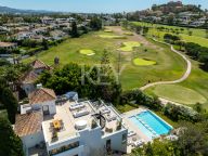 Villa for sale in Los Naranjos, Nueva Andalucia