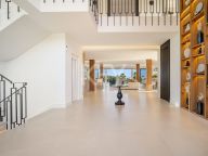 Villa for sale in Los Naranjos, Nueva Andalucia