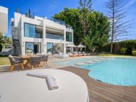 Villa for sale in Los Naranjos, Nueva Andalucia