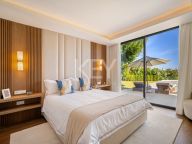 Villa for sale in Los Naranjos, Nueva Andalucia