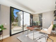 Villa for sale in Los Naranjos, Nueva Andalucia