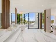 Villa for sale in Los Naranjos, Nueva Andalucia