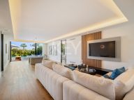 Villa for sale in Los Naranjos, Nueva Andalucia