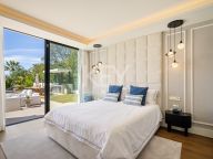 Villa for sale in Los Naranjos, Nueva Andalucia