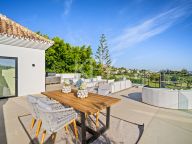 Villa for sale in Los Naranjos, Nueva Andalucia