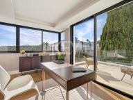 Villa for sale in Los Naranjos, Nueva Andalucia