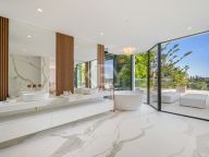 Villa for sale in Los Naranjos, Nueva Andalucia