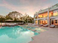 Villa for sale in Los Naranjos, Nueva Andalucia
