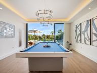 Villa for sale in Los Naranjos, Nueva Andalucia