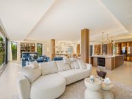 Villa for sale in Los Naranjos, Nueva Andalucia