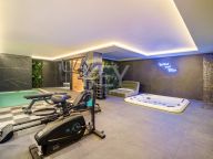 Villa for sale in Los Naranjos, Nueva Andalucia