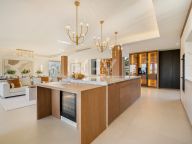 Villa for sale in Los Naranjos, Nueva Andalucia