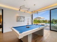 Villa for sale in Los Naranjos, Nueva Andalucia