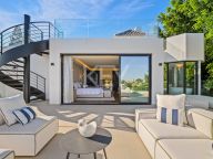 Villa for sale in Los Naranjos, Nueva Andalucia