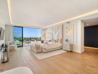 Villa for sale in Los Naranjos, Nueva Andalucia