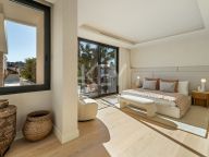 Villa for sale in Aloha, Nueva Andalucia