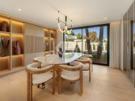 Villa for sale in Aloha, Nueva Andalucia