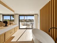 Villa for sale in Aloha, Nueva Andalucia