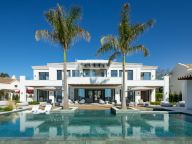 Villa for sale in Monte Halcones, Benahavis