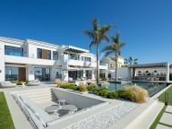 Villa for sale in Monte Halcones, Benahavis