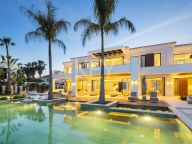 Villa for sale in Monte Halcones, Benahavis