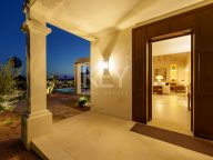 Villa for sale in Los Naranjos Golf, Nueva Andalucia