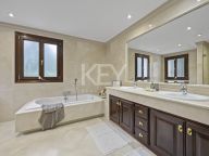 Villa for sale in Los Arqueros, Benahavis