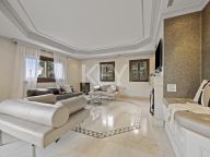 Villa for sale in Los Arqueros, Benahavis
