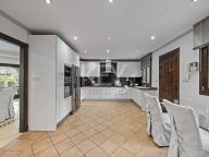 Villa for sale in Los Arqueros, Benahavis